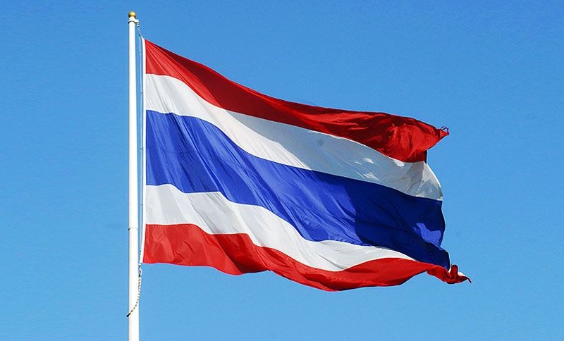 Lá cờ Thái Lan giá rẻ tại HCM, gồm 5 sọc ngang đỏ, trắng, xanh da trời, trắng và đỏ, sọc chính giữa