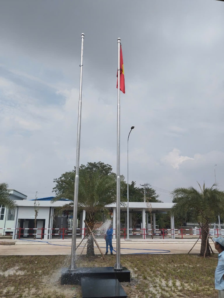 Cột cờ inox cao 10m được ứng dụng nhiều trong các công trình lớn