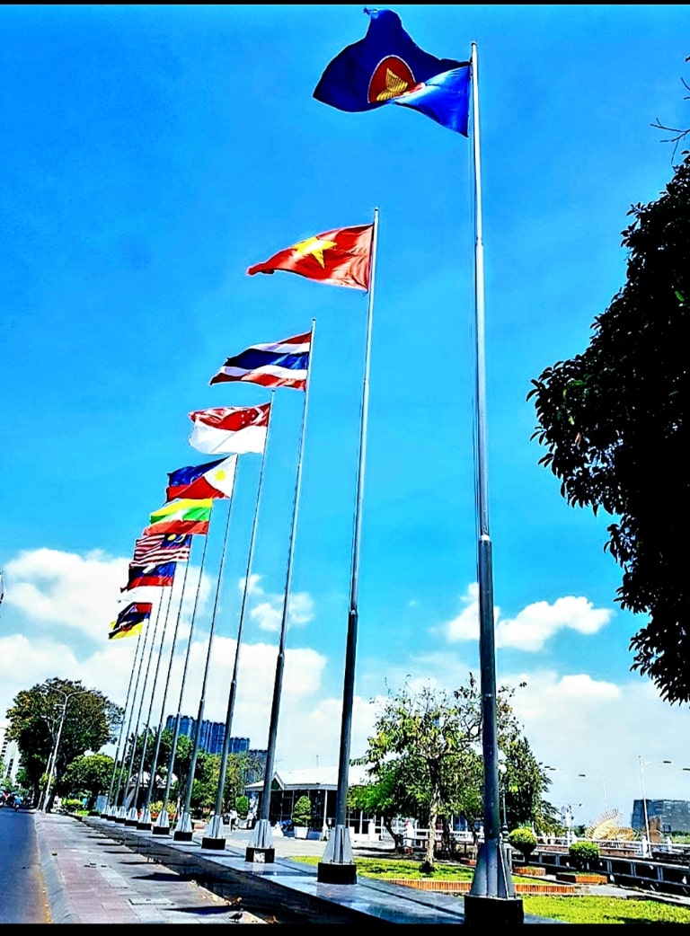 Dịch vụ thi công Cột cờ inox cao 12m của TinTa