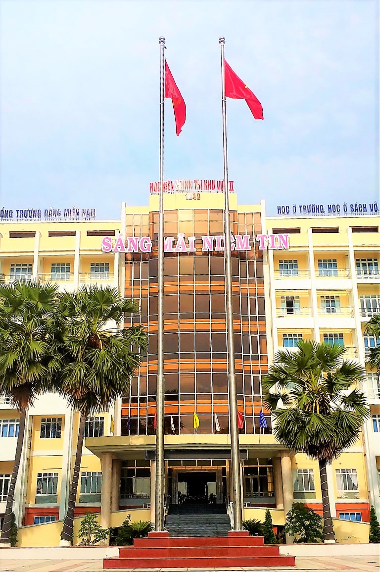 Mẫu cột cờ inox phổ biến tại trường học