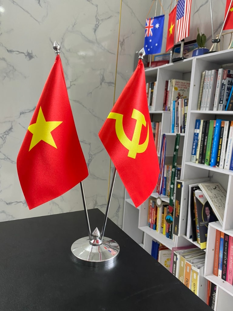 Hướng Dẫn Chọn Cột Cờ Inox Mini Để Bàn