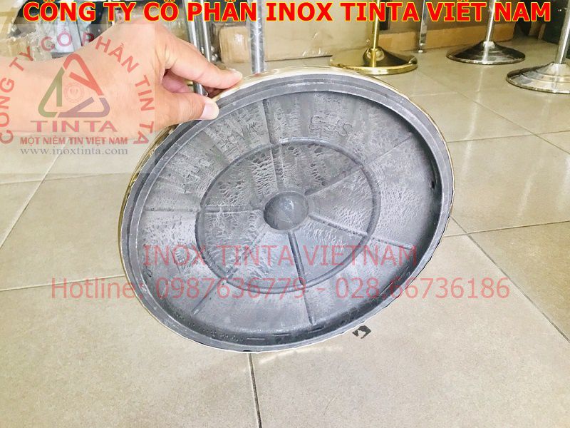 Hình ảnh cột cờ inox văn phòng giá rẻ nhất để quý khách nhìn và so sánh cụ thể chính xác hơn. 