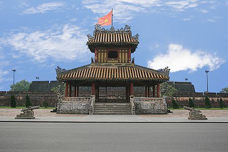 Cột cờ Phu Văn Lâu. Nhớ trận đánh chiếm cột cờ Phu Văn Lâu năm 1968.  Không khí thanh bình xứ Huế mộng mơ cảu hôm nay khiến tôi gợi nhớ lại những kỷ niệm năm xưa về trận đánh cột cờ Phu Văn Lâu.