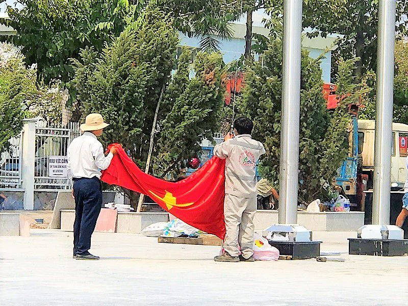 The height and number of flagpoles in different places depends on the landscape and corporate office