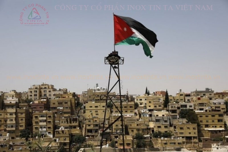 Lá cờ Jordan tại HCM. Các vạch màu là tượng trưng cho các triều đại khalip hồi giáo