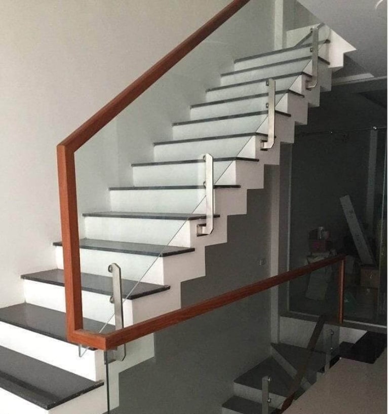Lắp đặt trụ cầu thang kính đạt chuẩn