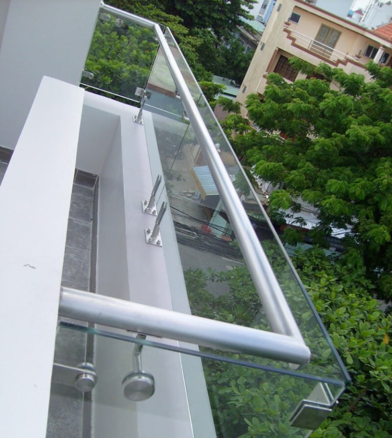 Trụ lan can kính mang lại nhiều ưu điểm trong công trình hiện đại