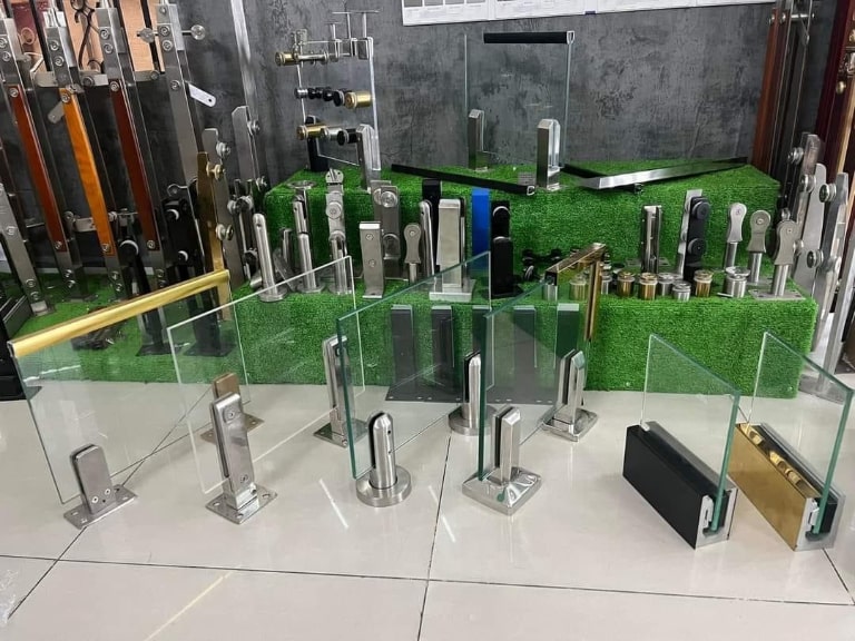 Các loại trụ inox lan can kính