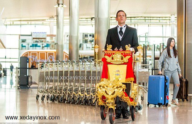 Mẫu xe đẩy hành lý dùng trong sân bay được INOX TINTA gia công sản xuất từ inox vàng Titan cao cấp màu vàng Gold