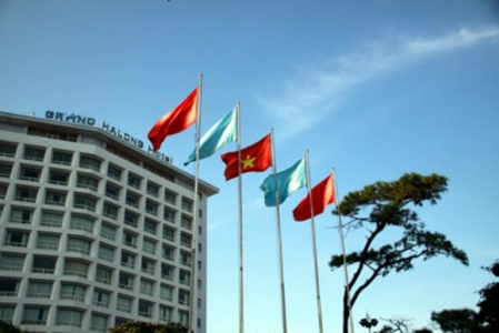 Cột Cờ Inox cho Khách Sạn: Hướng Dẫn Chọn, Lắp Đặt và Bảo Trì